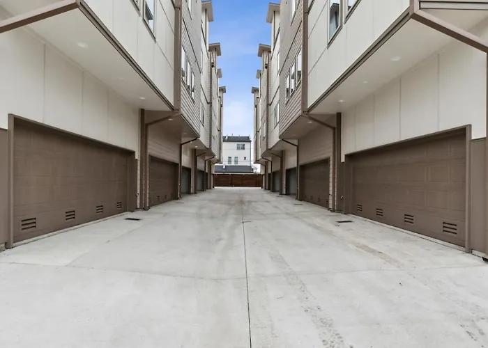The Larimar 2bd Townhouse 7st Walkable * Fort Worth